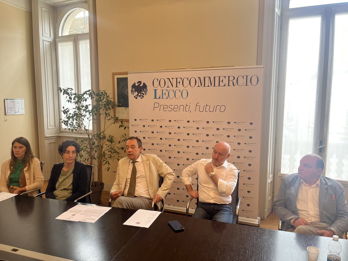 Presentazione del nuovo step del progetto InAut: nei negozi di <a href="/ConfcommercioLc/">Confcommercio Lecco</a> che si sono formati verrà esposta una nuova vetrofania