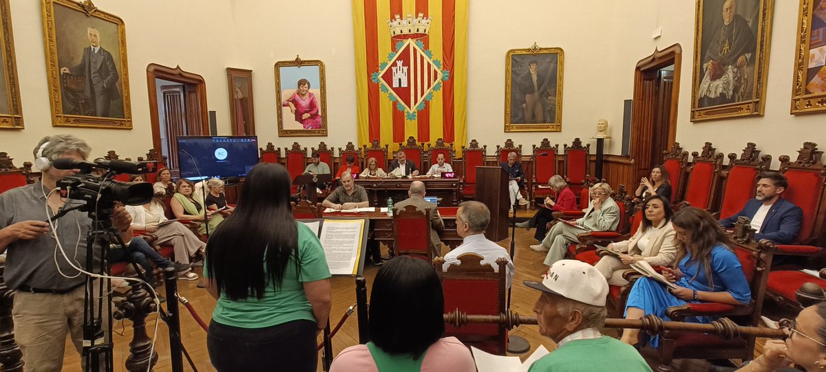 PAH_Trs's tweet photo. 👊 Hoy hace 2 semanas que subimos al Pleno del @ajterrassa para hablarle claro al Alcalde @jordi_ballart y a los concejales sobre los desahucios y la falta de realojos en pisos de emergencia en #Terrassa!🔥

🧶 Seguido este hilo hasta el final y podréis ver el vídeo entero! 🎥 https://t.co/J0v7IZ8BGx