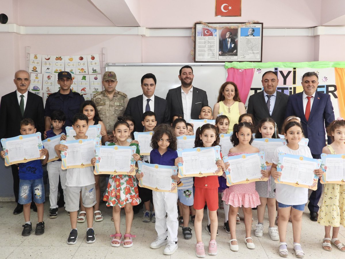 Kaymakamımız Sayın Emre DÜNDAR  2023 – 2024 eğitim öğretim yılının sona ermesiyle İlçemiz Şehit Teğmen Ali Emre Fırıncıoğulları İlkokulu’ nda düzenlenen karne törenine katılarak, öğrencilerin karne heyecanına ortak oldu.