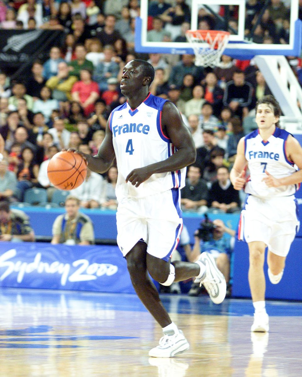 Bon anniversaire Moustapha Sonko ! 💙

Médaillé d'argent aux Jeux Olympiques 2000 et vu 93 fois sous le maillot Bleu, la Pioche fête ses 52 ans ce jour 🎂

#TeamFranceBasket | #PassionnémentBleu