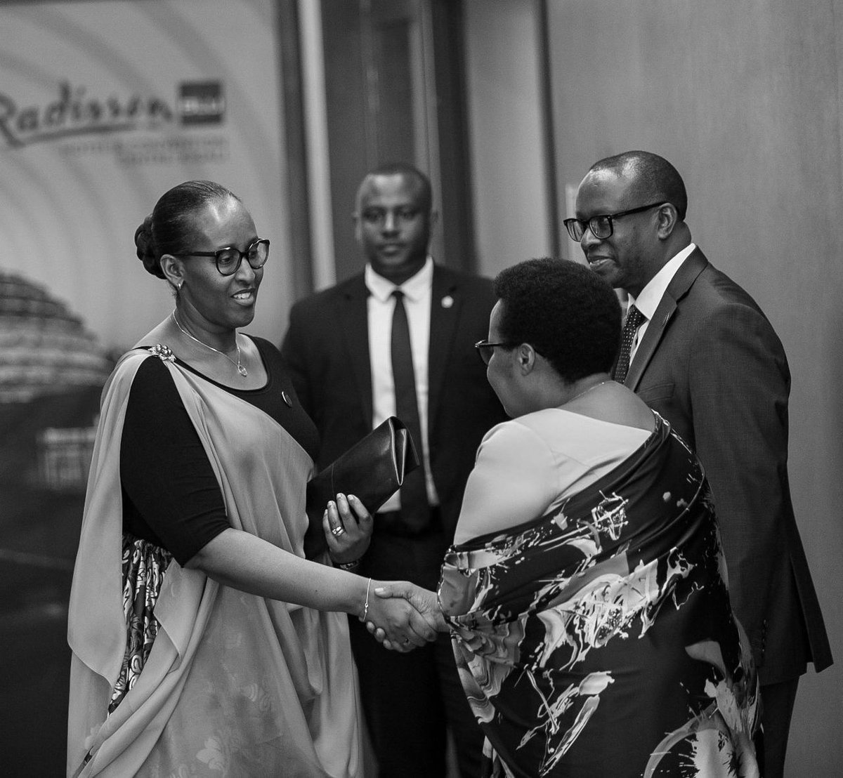 NkotanyiYvette's tweet photo. “Nyakubahwa  #FirstLadyRwanda turagushimiye muri byinshi kandi udushimirire HE Paul Kagame uti: Ba babyeyi wabwiye rya jambo ryiza ngo nibabeho uti bariho kandi neza. bagufatiye iry’iburyo ngo ukomeze udukomereze u Rwanda”.

~ Mme KAYITESI Immaculée
Umuyobozi wa @Avega_Agahozo_ https://t.co/gVNqeiRKXN