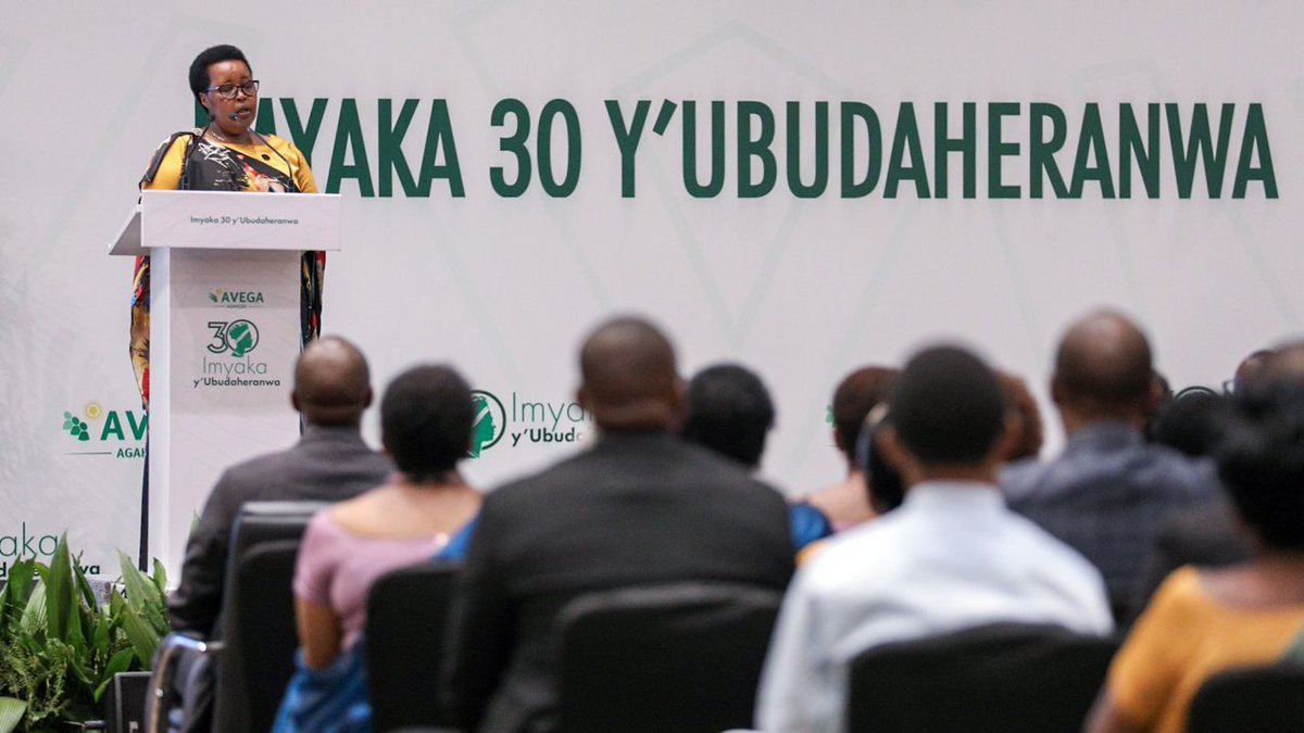 NkotanyiYvette's tweet photo. “Nyakubahwa  #FirstLadyRwanda turagushimiye muri byinshi kandi udushimirire HE Paul Kagame uti: Ba babyeyi wabwiye rya jambo ryiza ngo nibabeho uti bariho kandi neza. bagufatiye iry’iburyo ngo ukomeze udukomereze u Rwanda”.

~ Mme KAYITESI Immaculée
Umuyobozi wa @Avega_Agahozo_ https://t.co/gVNqeiRKXN