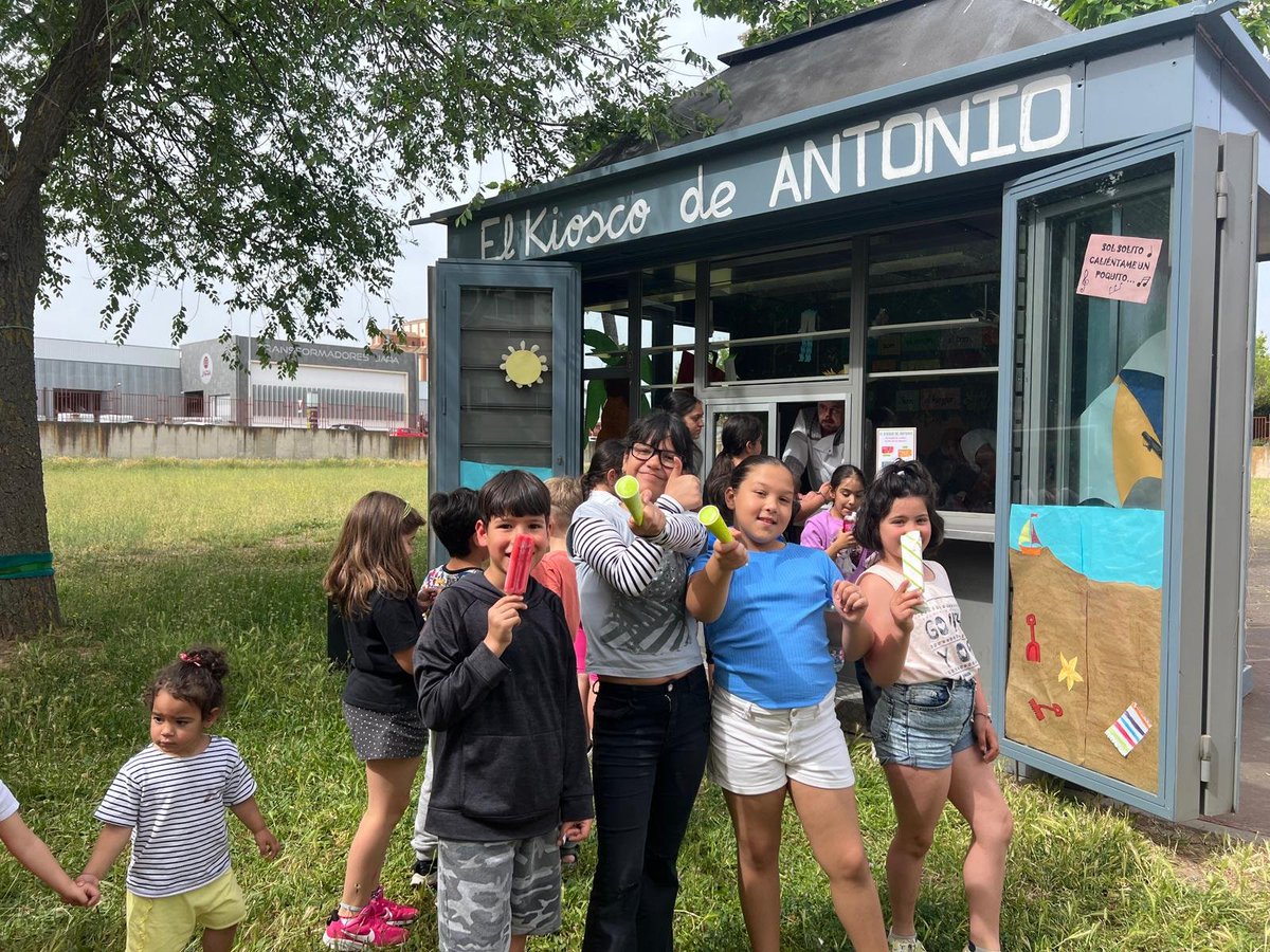 CeipLazarillo's tweet photo. En el @CeipLazarillo siempre hay sorpresas. Nuestros chicos y chicas propusieron en Asamblea que el kiosco, a parte de cuentos,tuviera también chuches. ¡Así que tuvimos una sorpresa muy refrescante!
🍦🍧🍨
¿Con qué nos sorprenderá hoy el Kiosco de Antonio? https://t.co/X0Oa5tryWE