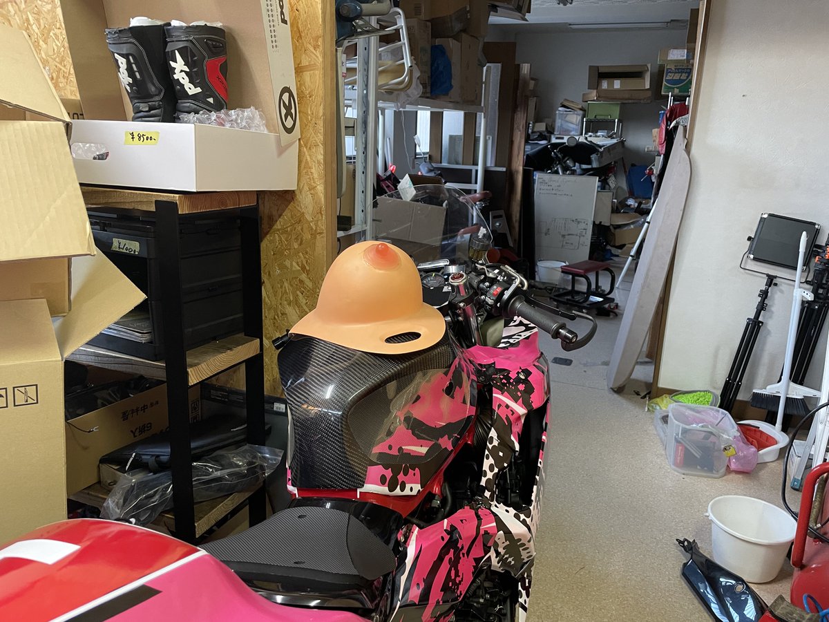 Yuhigoodspeed's tweet photo. バイクの排気量マウントのお話

250ccよりも大型がいい！という方をよくお見かけします

例えば排気量をおっぱいに置き換えるとしますと

Aカップ→50cc
Bカップ→125cc
Cカップ→250cc
Dカップ→400cc
Eカップ→600cc
Fカップ→1000cc
Gカップ以上→1000cc以上

僕は自分が技術的に扱える排気量が250cc なので250でレースをしていますが、コレを変換すると僕の手のひらに収まるサイズはCカップだという事になります

ただ、レース以外では2ヶ月に1回くらい1100ccのバイクに乗ってその辺をプラプラ走ります
コレを変換するとたまにGカップの乳を揉む事もある、という事になります

でも1100ccでレースをする事はできません
僕の���には収まりきらない、扱い切れないからです

でも本当は600ccのレースに出たいなって気持ちもあります
ちょっと自分に扱い切れるかどうかわからないけど自分のモノにしたい、僕にとってそれがEカップという事になります

人には人の好みのおっぱいがあります
排気量も然り

Cカップの嫁、つまりは250ccの車両に乗ってる人に直接
「や��ぱGカップがいいに決まってんだろ！」
って言う事がどれだけ余計なお世話かがおっぱいに例えるとよーくわかりますね

好みは人に押し付けるものではないのです