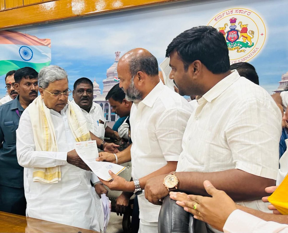 Bachanneshiva's tweet photo. ಎರಡುದಿನಗಳ ಹಿಂದೆ ಸುರಿದ ಧಾರಾಕಾರ ಮಳೆಯಿಂದ ಬಸವಕಲ್ಯಾಣ ಮತಕ್ಷೇತ್ರದ #ಬಸವಕಲ್ಯಾಣ ಹಾಗೂ #ಹುಲಸೂರ ತಾಲೂಕಿನ ಹಲವಾರು ಗ್ರಾಮಗಳಲ್ಲಿ ಅತಿವೃಷ್ಠಿಯಿಂದ ಗ್ರಾಮದಲ್ಲಿರುವ ಕೆರೆ, ಮನೆ, ರಸ್ತೆ ಸಂಪರ್ಕ, ವಿದ್ಯುತ್ ಸಂಪರ್ಕ ಸೇರಿದಂತೆ ವಿವಿಧ ಮೂಲ ಸೌಕರ್ಯಗಳಿಂದ ಜನರಿಗೆ ಭಾರಿ @salagar_sharanu
@CMofKarnataka https://t.co/AUOF0J7f1Q