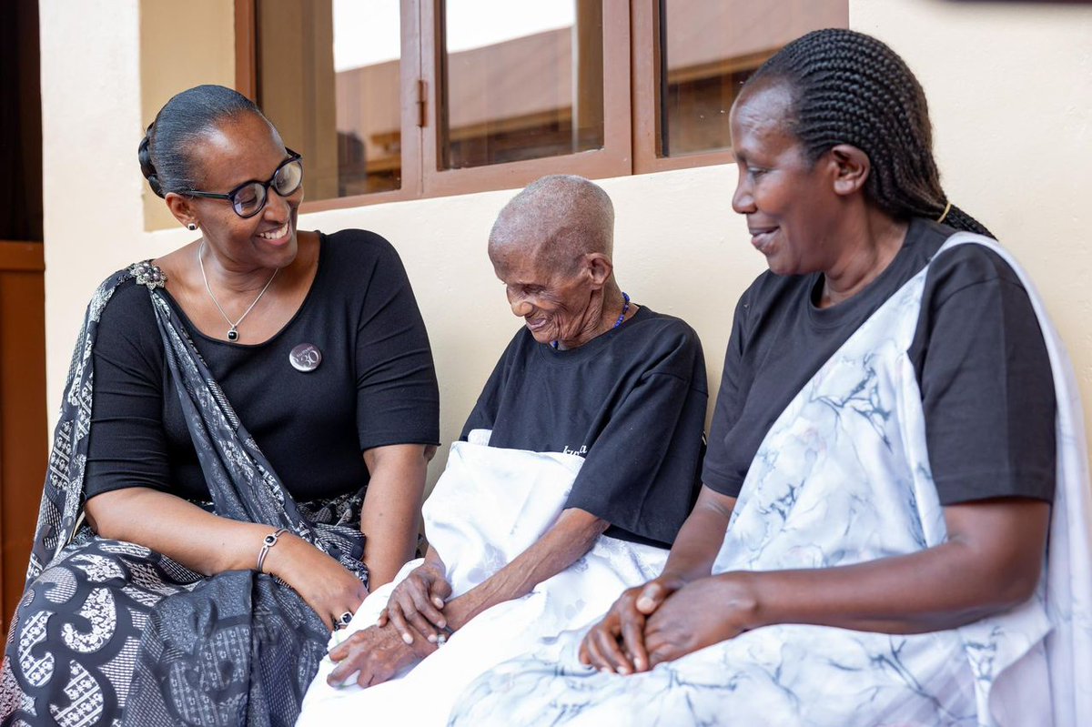 BahoNtaganira's tweet image. “Nyakubahwa Madamu @FirstLadyRwanda turagushimira ko wadufashije kandi udufasha muri byinshi kandi udushimirire unatubwirire Nyakubahwa Perezida Paul Kagame uti: Ba babyeyi wabwiye rya jambo ryiza ngo nibabeho uti bariho kandi neza. Umutubwirire uti bagufatiye iry’iburyo ngo…