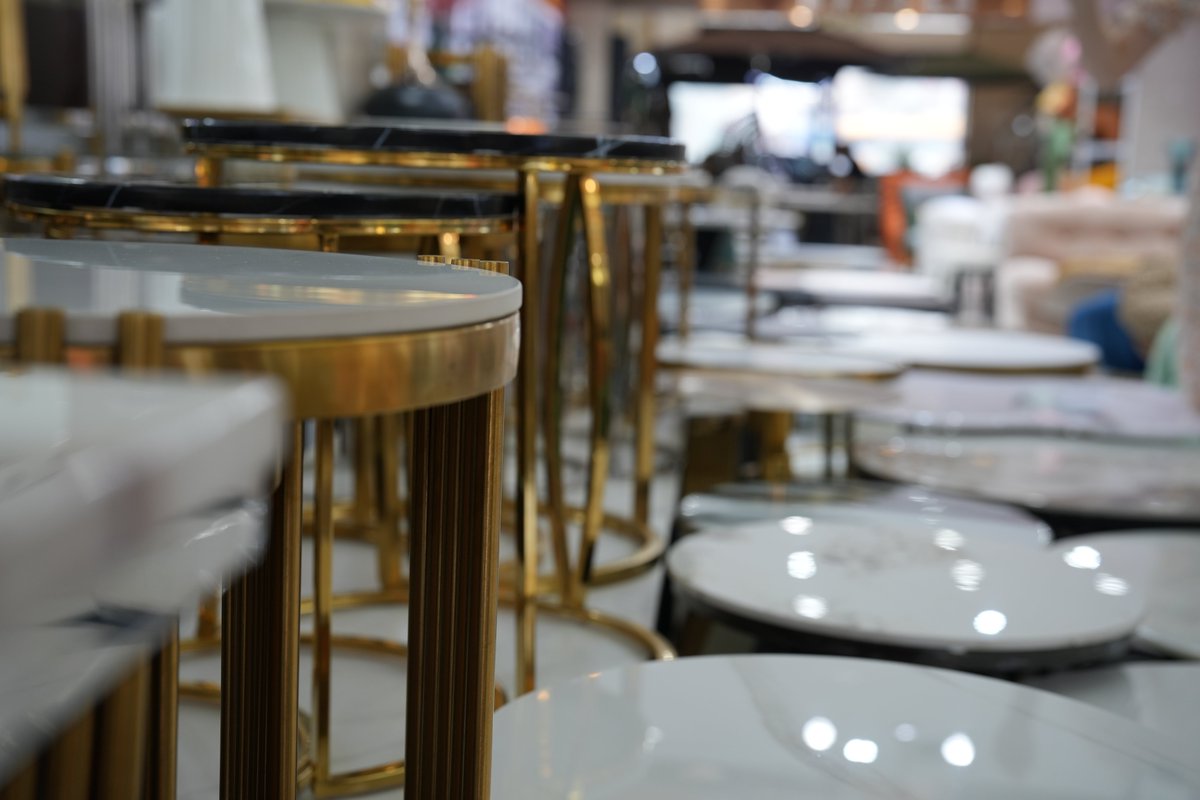 FoshanToday's tweet photo. 😜😜😜Today, I'm in the Dongheng Furniture Market, and we'll visit a supplier of coffee tables and end tables.Each product is very beautiful. #chinafurnituremarket #foshanmarket #foshanfurniture #coffetable #endtable #foshantoday #furnituresupplier https://t.co/UMgcVtBU0O