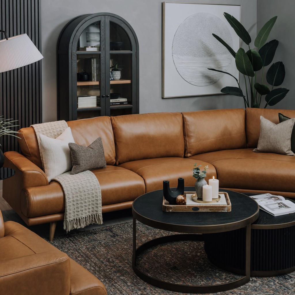 ✨️ Legendary ✨️

Our Legend sofa range now comes in this tan leather material! 🤗💖

What do you think? 

#sofa #livingroom #leathercouch