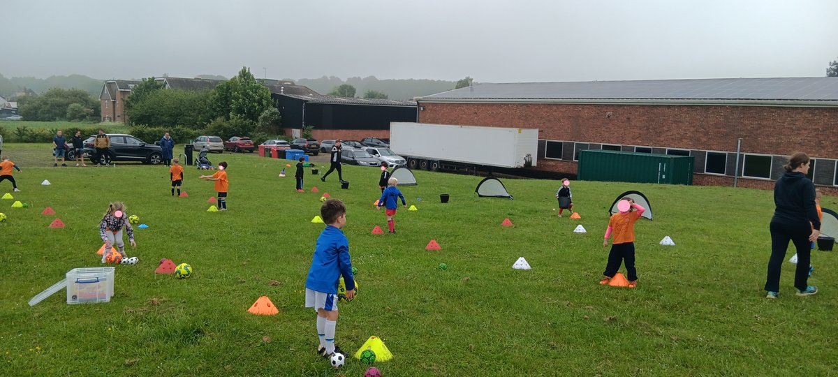 footyfil's tweet photo. @KnebFC @sturge_p our first season of #playphase comes to an end. The coaches have had fun taking the session. The children have loved it, the parents have backed us and joined in. We will continue it next season. https://t.co/UQdOsFtAbW