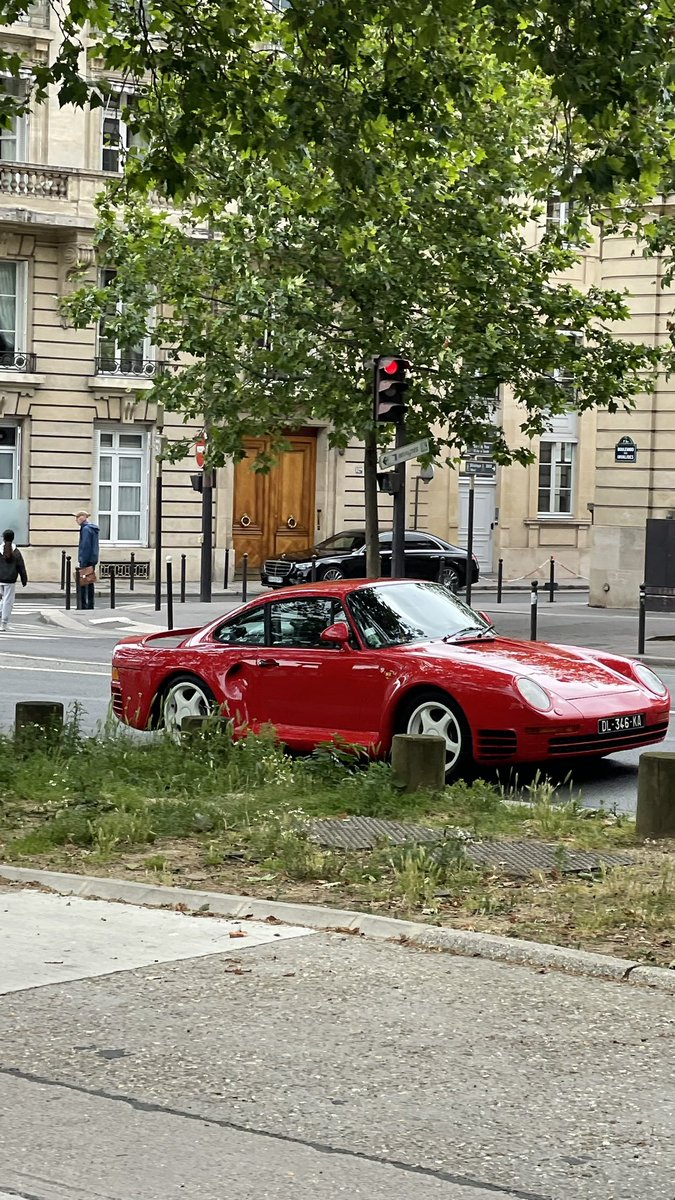 richewings's tweet photo. In Paris for a nice family weekend getaway before the Eid break from work,
Porsche 959 casually being driven around the streets 😁@AutoPap https://t.co/Mtfh5Jy2IH