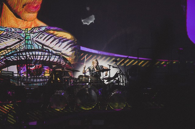 9 years ago. Prince 14th June 2015. Guest: #StevieWonder Show 2 Warner Theatre, DC.     

Original Art Illustrations worn by Prince on stage and background projection created by Spencer Derry ART.

#Prince #musician #artist