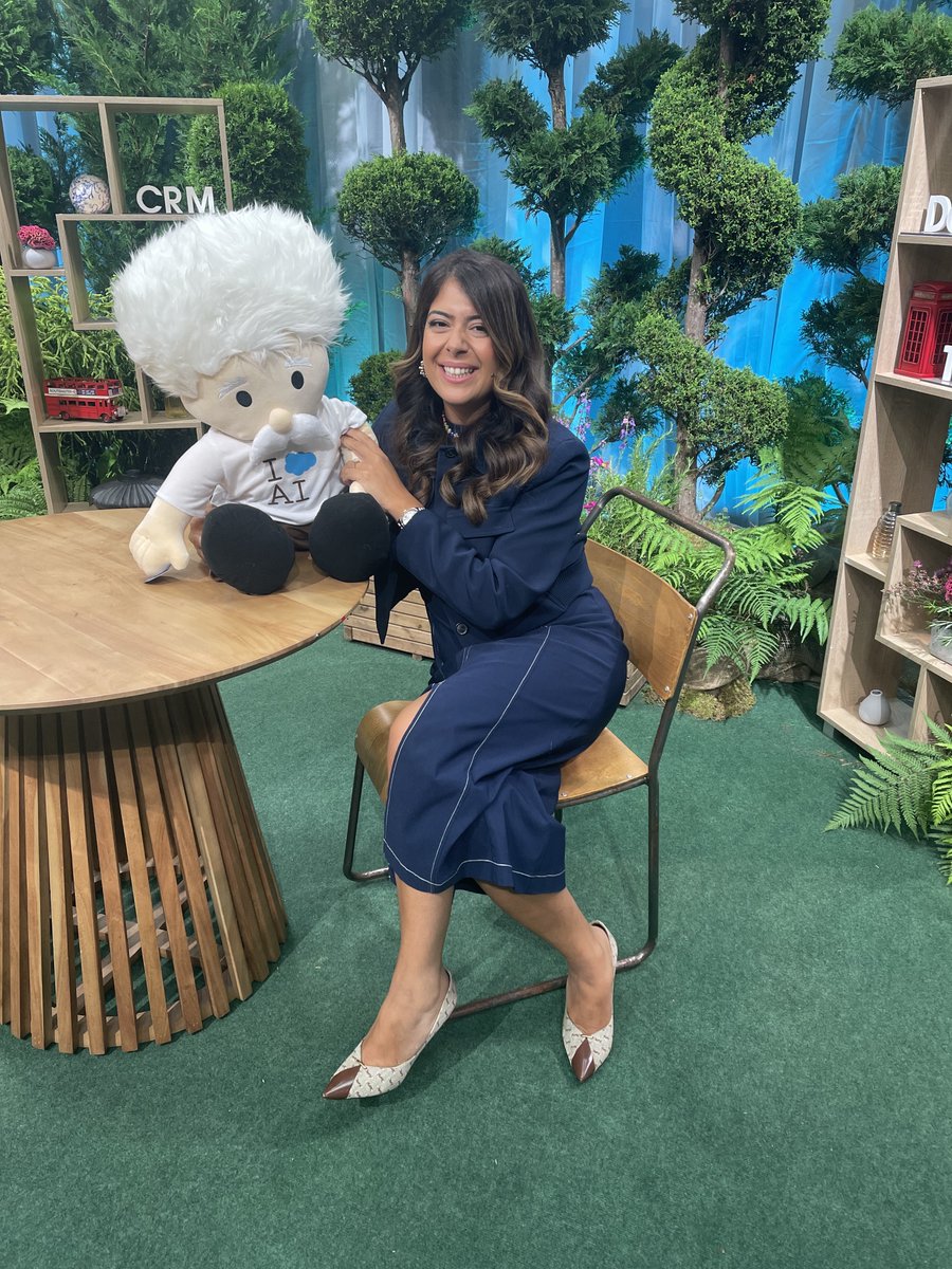 Sings "you got a friend in me" <a href="/SalesforceUK/">Salesforce UK & Ireland</a> #SalesforceTour