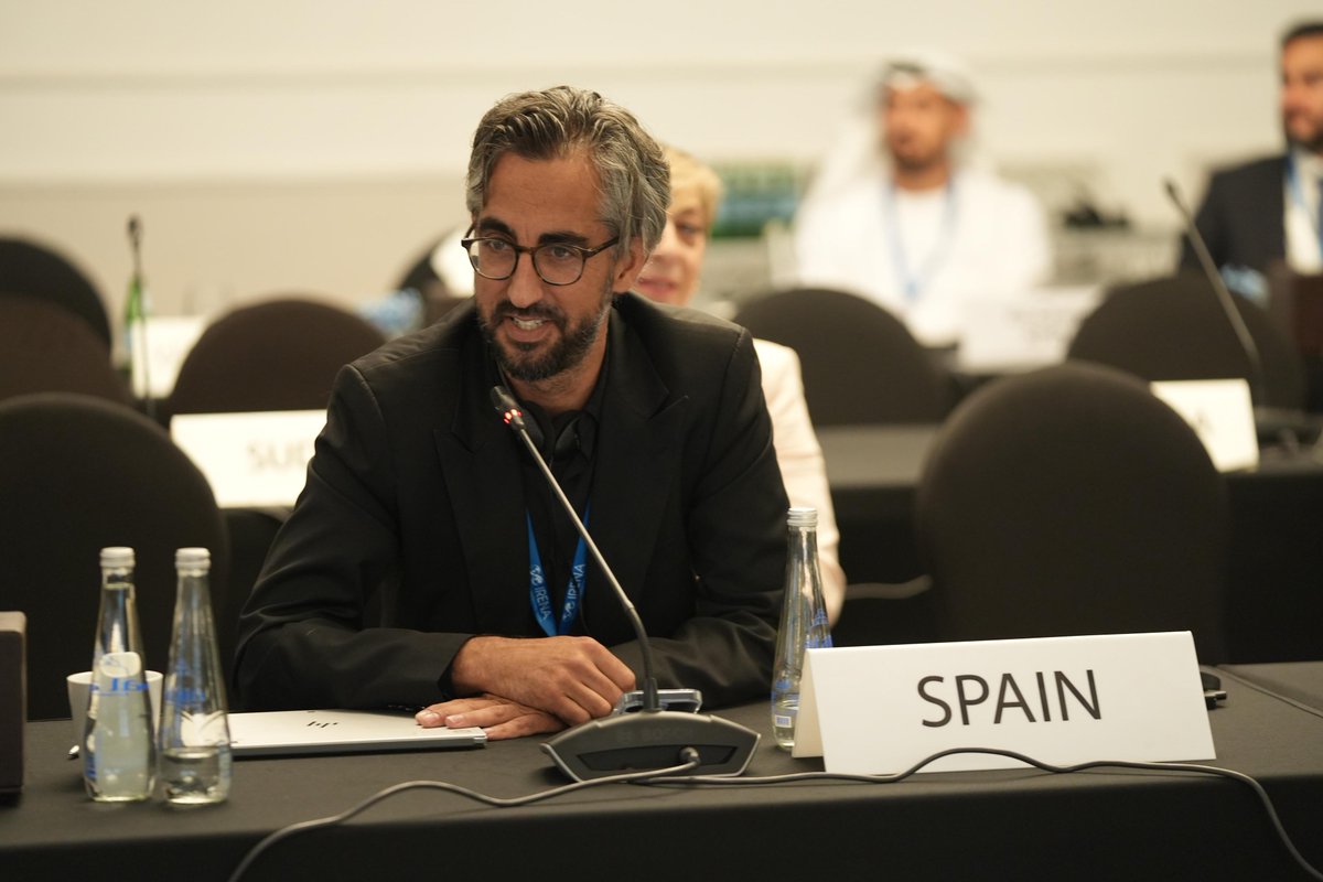 El Dir. de Nuevos Modelos de Negocio de #IDAE, <a href="/MiguelRodrigo78/">Miguel Rodrigo</a>, participa en el 27º Consejo de <a href="/IRENA/">IRENA</a> en representación de 🇪🇸 para hablar de la descarbonización de la industria

🗣️"España tiene un gran potencial para desarrollar H2 verde. Disponemos de 3.000M€ para promoverlo"