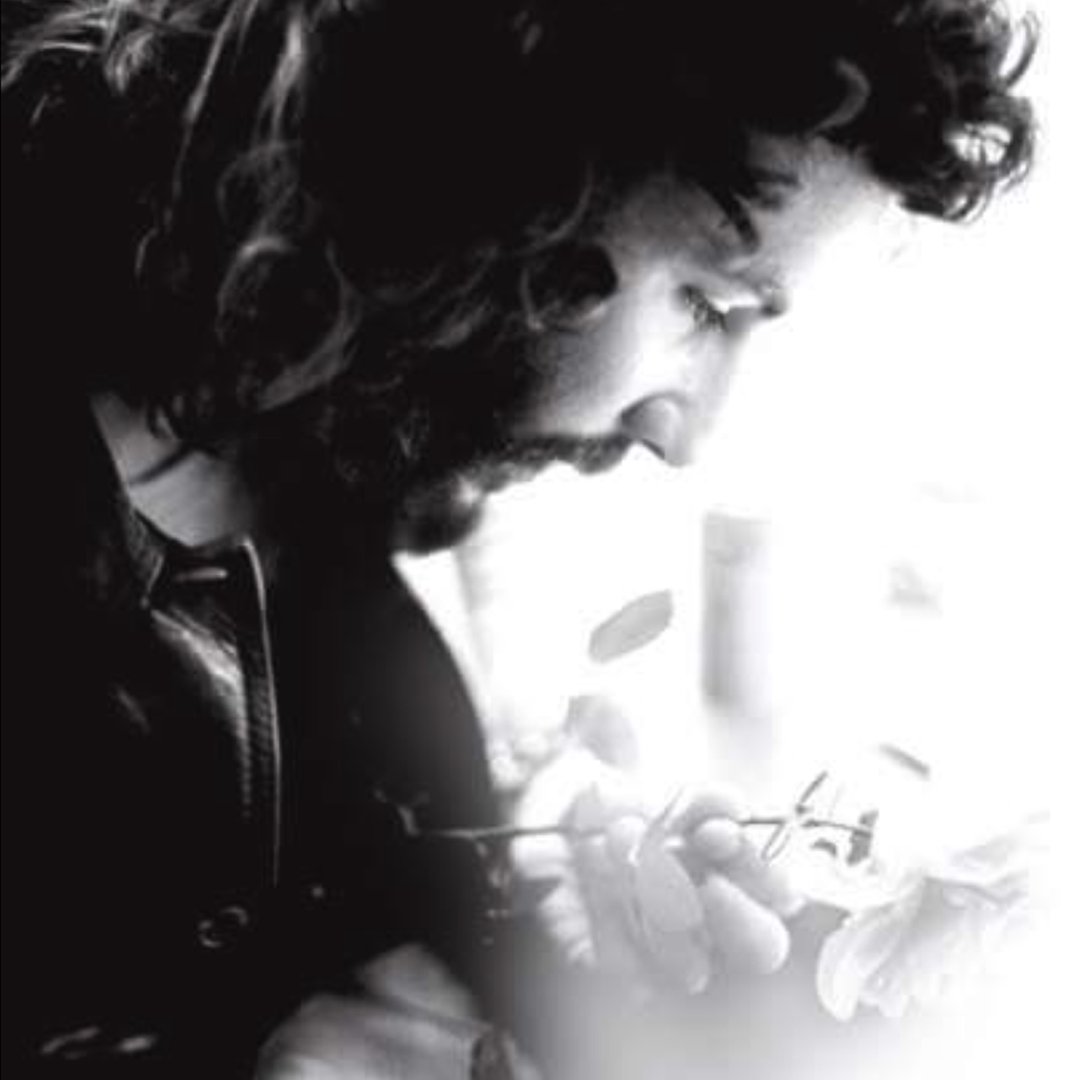 YusufCatStevens's tweet image. While war rages, a flower springs up and offers a message to the blood drenched world. Once I wrote a lyric about the secret of a simple flower. Amazed by its beauty and pure elegance, it seemed to stand as a testimony to the miracle of existence itself. How on earth does this…