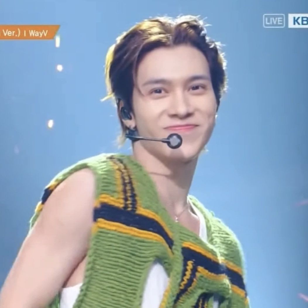 HENGC0RE's tweet photo. #HENDERY’s cute “Ow” paw 🐾 

#WayV_GiveMeThat_MusicBank https://t.co/Vq1MP0bDjW
