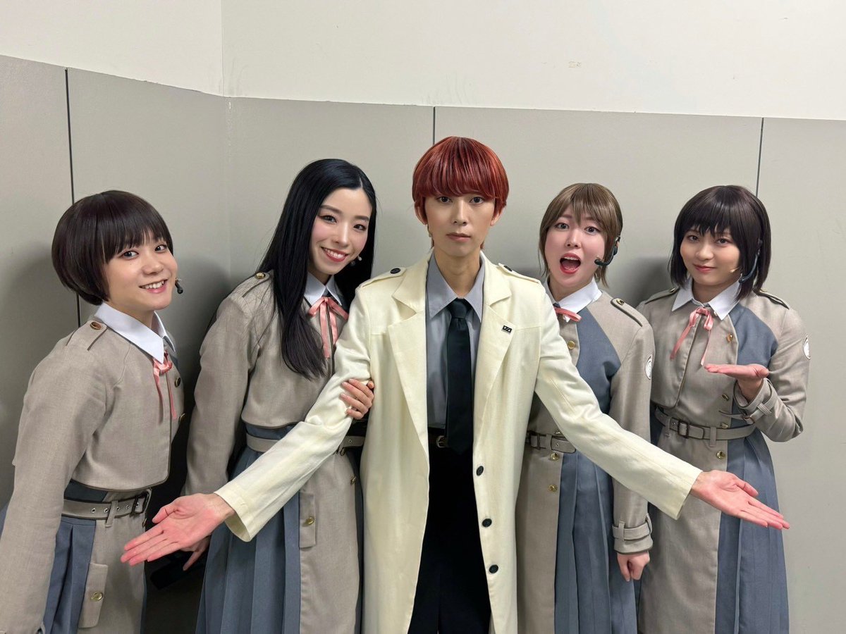 eda13a's tweet photo. ７日目終わり。

��りがとうございました。

華麗に力強く飛び回ってくれる麗しいサードリコリスのみなさんと。

いらっしゃいませ。

#舞台リコリコ https://t.co/MRAr0VeqnZ