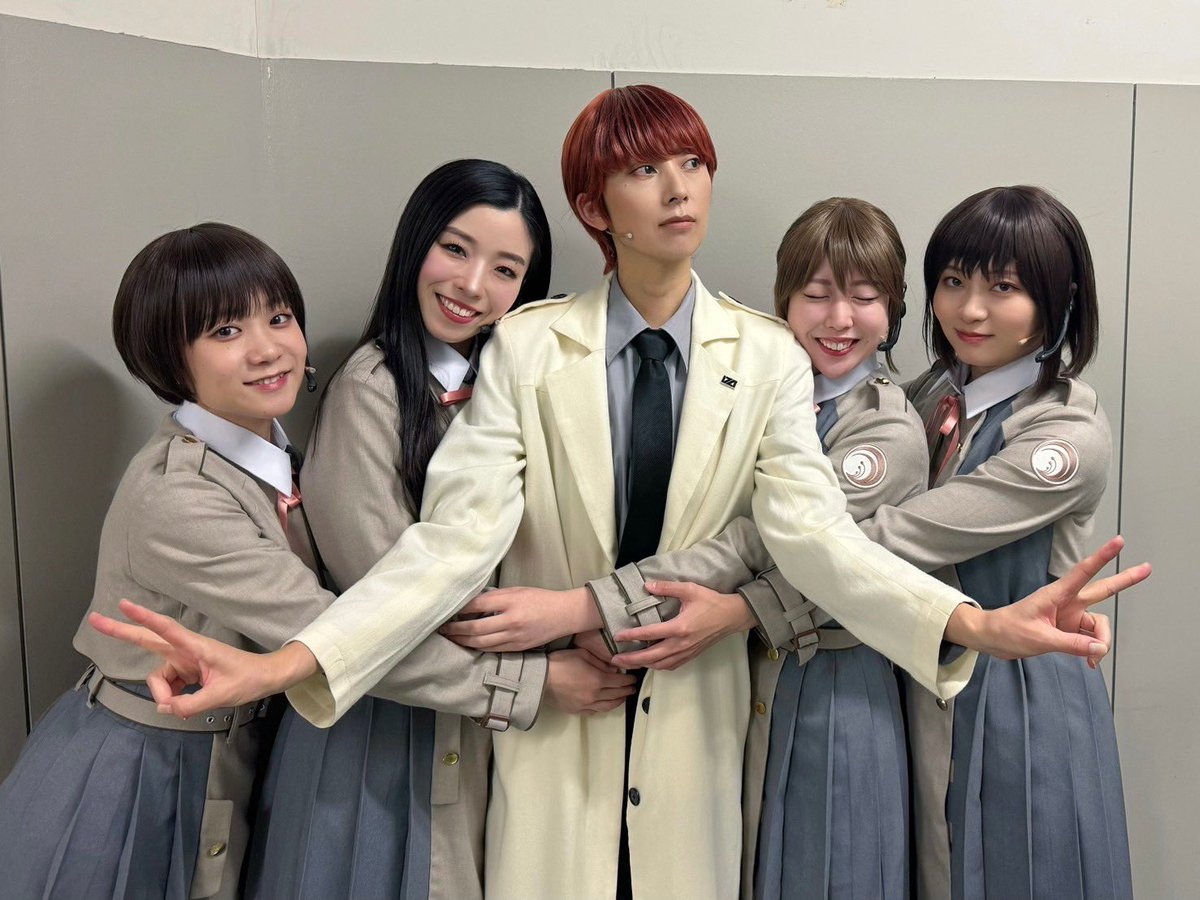 eda13a's tweet photo. ７日目終わり。

��りがとうございました。

華麗に力強く飛び回ってくれる麗しいサードリコリスのみなさんと。

いらっしゃいませ。

#舞台リコリコ https://t.co/MRAr0VeqnZ