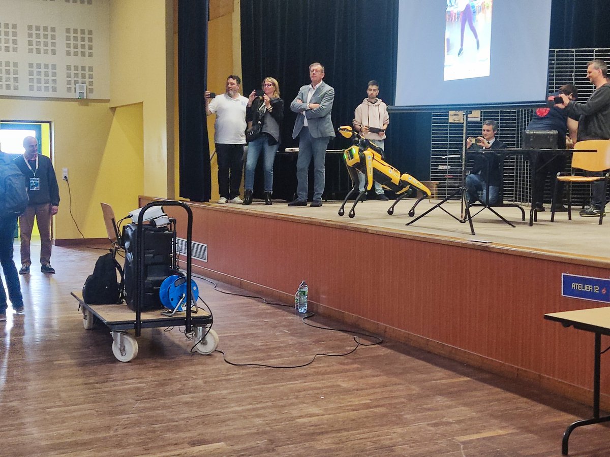 La star du jour : Didier à la flash mob. une belle illustration des partenariats du Festirobot 76.