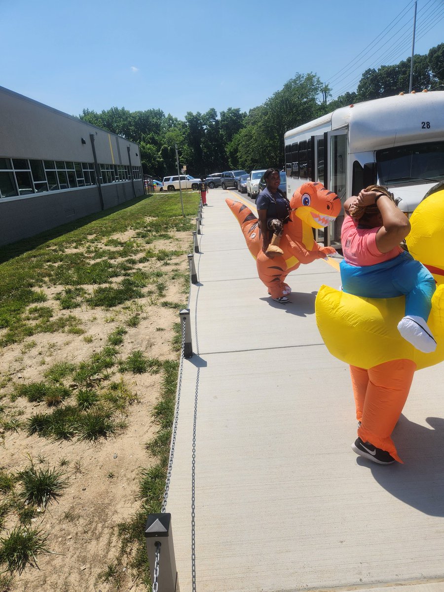 ExcelAcademyPCS's tweet image. The key to being effective and enjoying your career in education is remaining a child at heart!
#ParkingLotRaces🏃🏾‍♂️🐓
#EXCELTogether💙🤍🦅