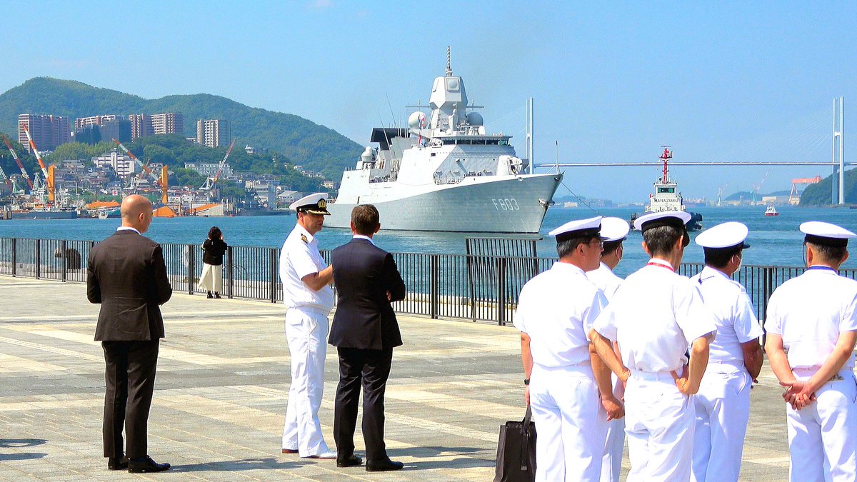 CamTV_N's tweet photo. #帽振れ #海上自衛隊 #自衛隊長崎地方協力本部 #お見送り #今日の長崎港 #オランダ船 #阿蘭陀船 #オランダ艦船 #オランダ王国 #オランダ海軍 #フリゲート艦 #トロンプ #Tromp #F803 #長崎水辺の森公園 #2024年6月14日 https://t.co/O11VE6yiCY