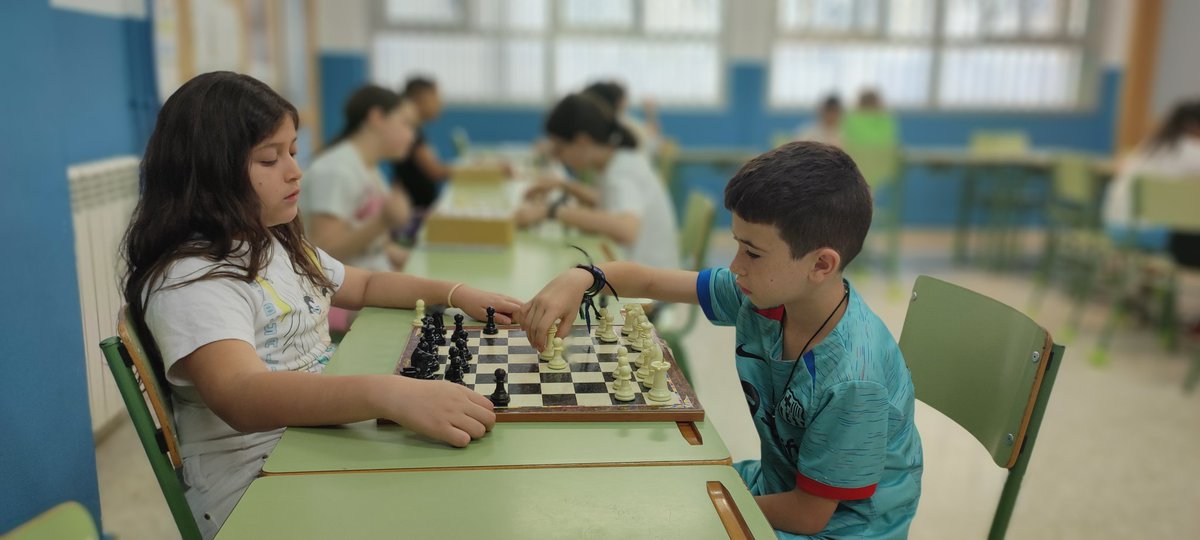 emiliopradosEP's tweet photo. 🔴 #DIRECTO Nuestro alumnado de 4°B realiza las rondas clasificatorias del torneo de #ajedrez que se realizará la próxima semana en nuestro centro.

♟️ Participación del alumnado de 4°, 5° y 6°

¡Suerte!

#ajedrez #torneoAjedrez #AjedrezEscolar https://t.co/AfsJITjMft