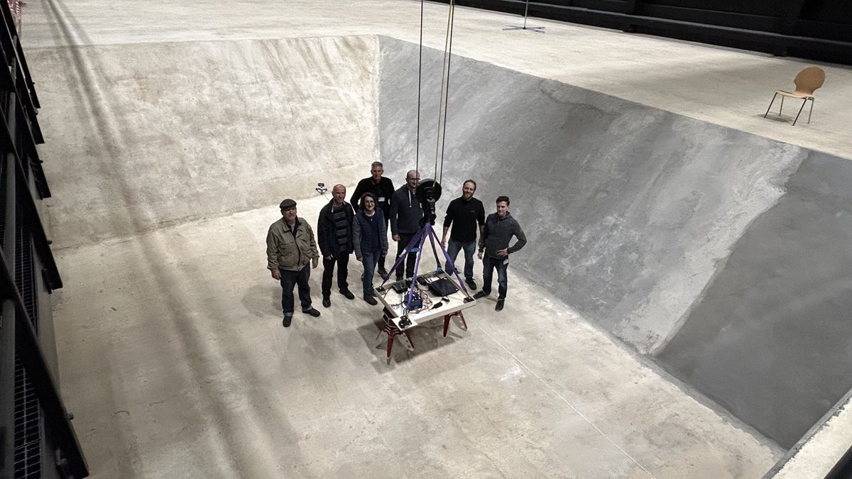 📡 Wissenschaftler der TU Dresden haben die LUNA-Halle mit Bodenradar vermessen. Ziel: Echos vom Hallenboden charakterisieren und Regolitheigenschaften ermitteln. 🚀Zukünftige Mondmissionen nutzen diese Technologie, um z. B. Wassereis am Südpol aufzuspüren.