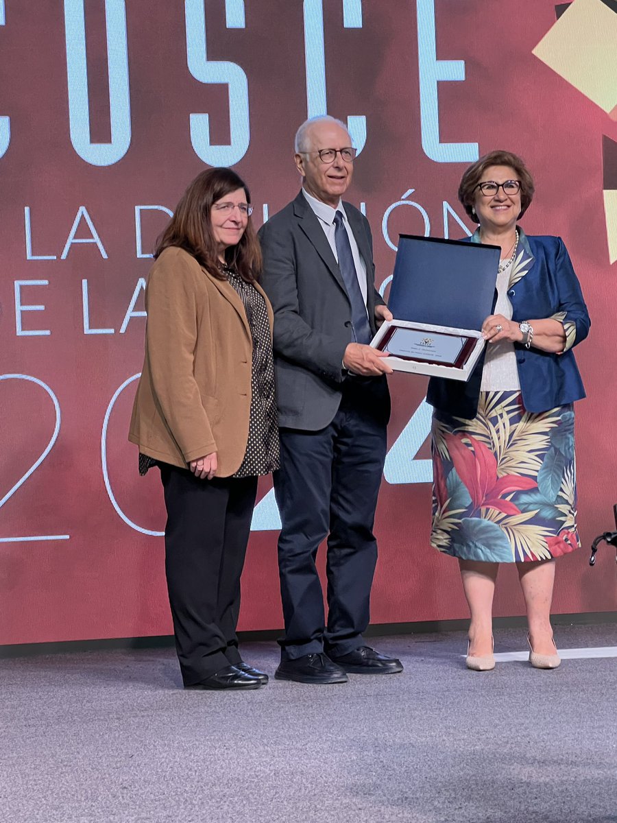 IRBBarcelona's tweet photo. 📜El Dr. @JJGuinovart recibe hoy el Diploma de Honor de la @COSCEorg.

🏅Este prestigioso reconocimiento destaca la excepcional carrera del Dr. Guinovart y  su valiosa contribución a la investigación biomédica.

➡️ https://t.co/My9i7Ht1yd https://t.co/CnTrfTP1lT