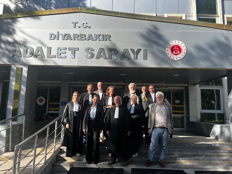 barreaunantes's tweet image. Le bâtonnier élu Louis-Georges BARRET s'est rendu à Diyarbakır pour assister au procès des assassins du bâtonnier Tahir Elçi.

✊🏻 Cette action internationale est un devoir pour affirmer notre soutien aux confrères turcs et dénoncer l'impunité dans cette procédure judiciaire.