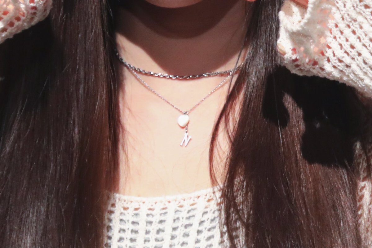 SushisushiQQ's tweet image. 니엔이 알려줬는데 걔 목걸이 혜린이가 사준거래.