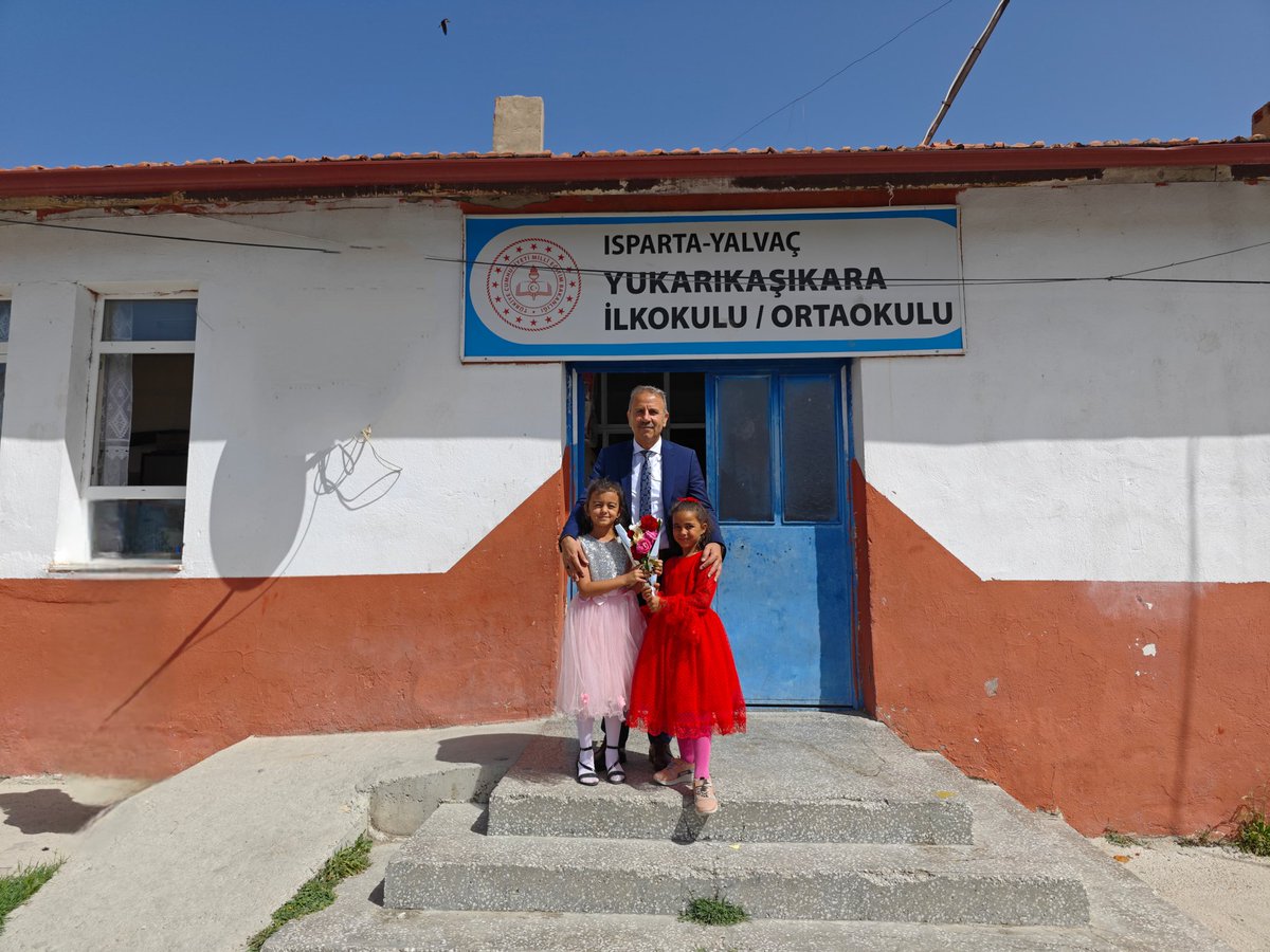 YalvacMem's tweet photo. Kaymakamımız Sayın Haluk ŞİMŞEK, İlçe Millî Eğitim Müdürümüz Sayın Ahmet ARMUTOĞLU Yukarıkaşıkara İlkokulu/Ortaokulu öğrencileri ile karne heyecanını paylaştı. 
@tcmeb @ispartamem @ErhanBaydur1 @AhmetArmutoglu_ https://t.co/xJFKu256q8