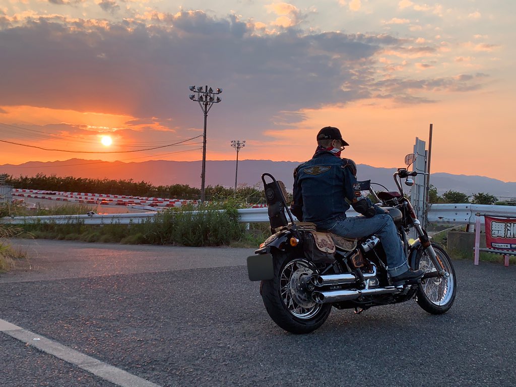 LoveHDFXST's tweet photo. なんとか日没までに間に合った🤗
#harleydavidson #harley_davidson #softailstandard #fxst #leathercraft #sheridanstylecarving #ハーレーダビッドソン #ソフテイルスタンダード #レザークラフト #レザーカービング#シェリダンスタイルカービング
#バイク乗りと繋がりたい #バイク好きと繋がりたい https://t.co/tw9VYf7JYi