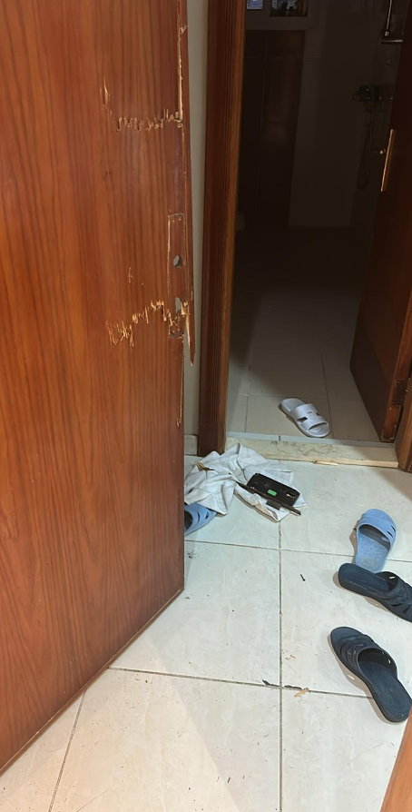 haskologlu's tweet photo. Diyanet'in şikayet ettiği Türk vatandaşlarının odalarına Suudi polisleri, kapıları kırarak girmiş. Olayı yaşayan vatandaşlar görüntüleri gönderdi.

Suudi polisleri, Türk vatandaşlarının ellerindeki ilaçları ve çerezleri dahil almış. Aç kaldıklarını söylüyorlar. 

Bu götürülenlerin hepsi, özel şirket üzerinden S. Arabistan'a gitmiş.

Diyanet, özel şirketler üzerinden gidenlerden para kazanamıyor.