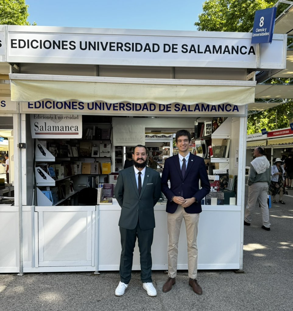 Hemos recibido con gran alegría la visita a nuestra caseta en la <a href="/FLMadrid/">Feria del Libro de Madrid</a> de Moisés Piñero Ruiz y de Julio López Labajos, Presidente y Secretario General respectivamente del Consejo de Delegaciones de Estudiantes de la <a href="/usal/">Universidad de Salamanca</a>
¡Gracias!