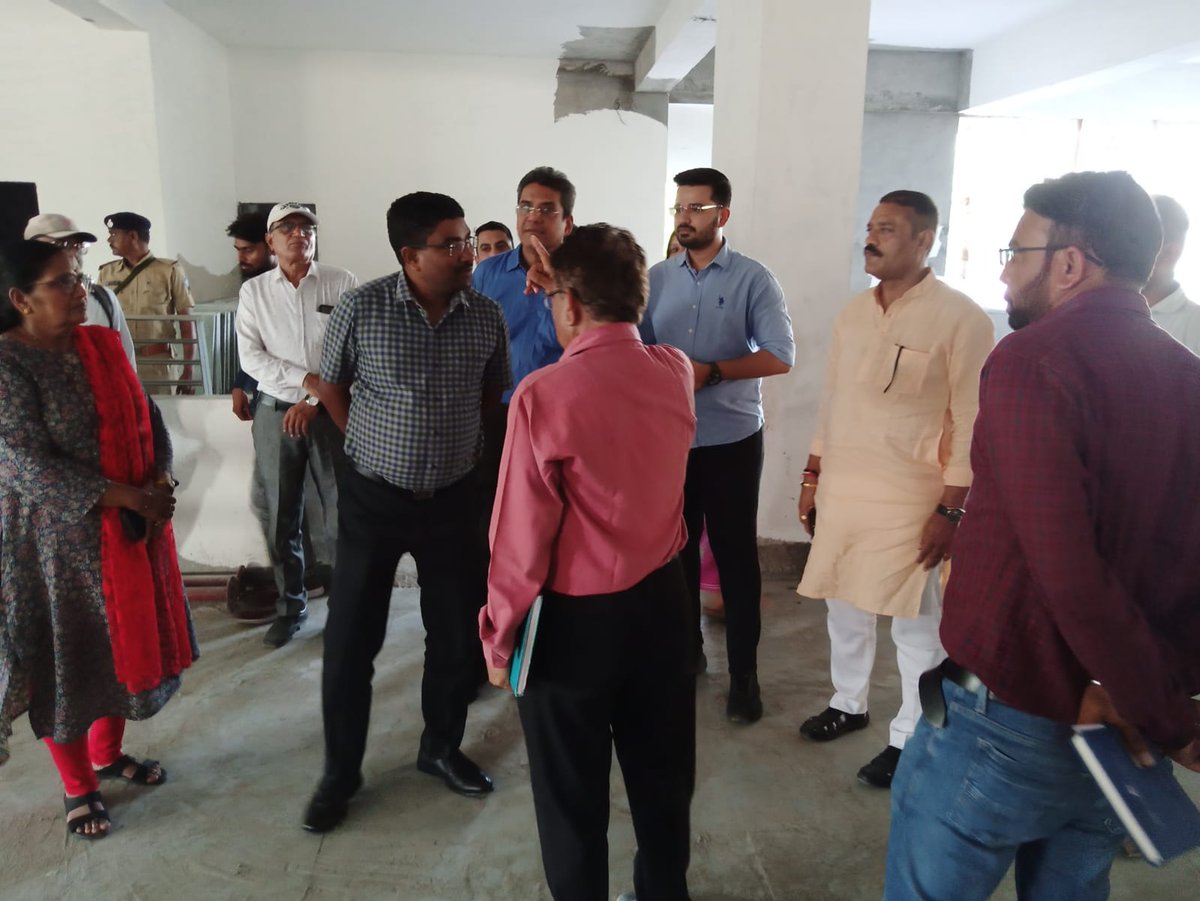 CollectorDahod's tweet photo. દાહોદ સ્માર્ટ સીટી અતંર્ગત વિવિધ પ્રોજેક્ટોની સ્થળ મુલાકાત કરી અમલીકરણ એજન્સીઓ તથા અધિકારીશ્રીઓને જરુરી સૂચના આપી. @SmartCities_HUA @CeoDSCDL @GujaratUrban https://t.co/9OXfFdqy07