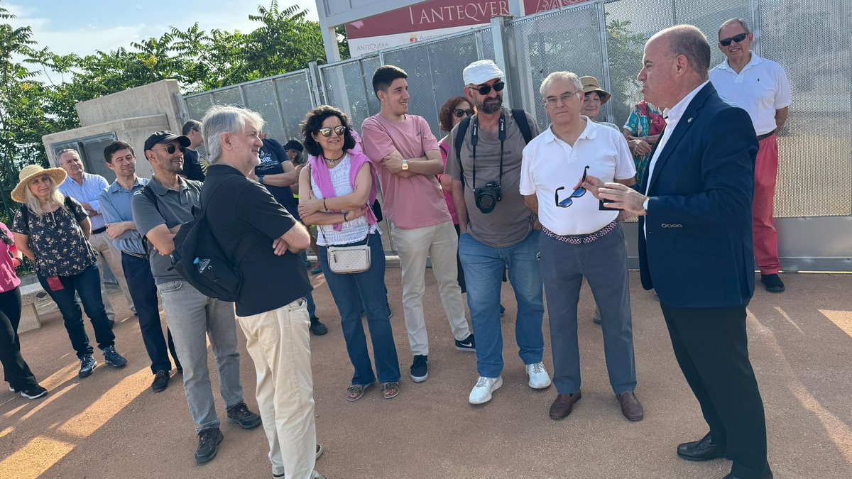 AytoAntequera's tweet photo. 🏺La Villa Romana de la Estación, eje de las Jornadas Europeas de Arqueología

El alcalde @manolo_baron participa en la visita guiada

La ciudad cuenta con un nuevo recurso patrimonial y turístico que señala la importancia del pasado clásico de Antequera

#Antequera es #MásCiudad https://t.co/HsmC9S2eOU