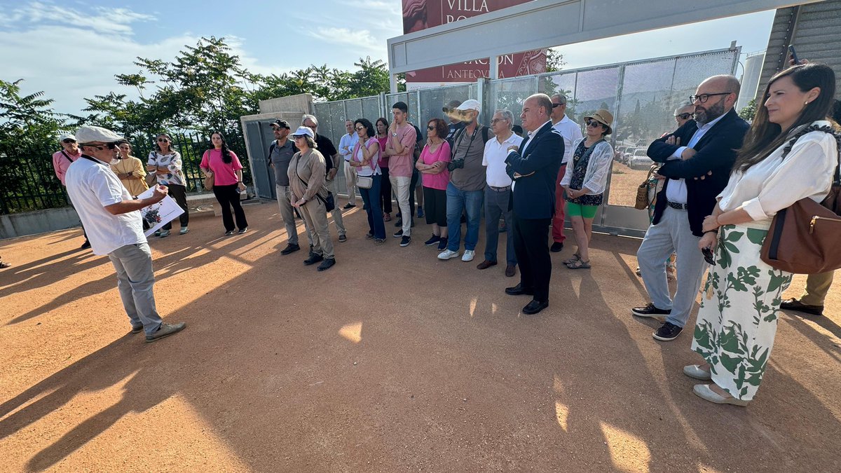 AytoAntequera's tweet photo. 🏺La Villa Romana de la Estación, eje de las Jornadas Europeas de Arqueología

El alcalde @manolo_baron participa en la visita guiada

La ciudad cuenta con un nuevo recurso patrimonial y turístico que señala la importancia del pasado clásico de Antequera

#Antequera es #MásCiudad https://t.co/HsmC9S2eOU