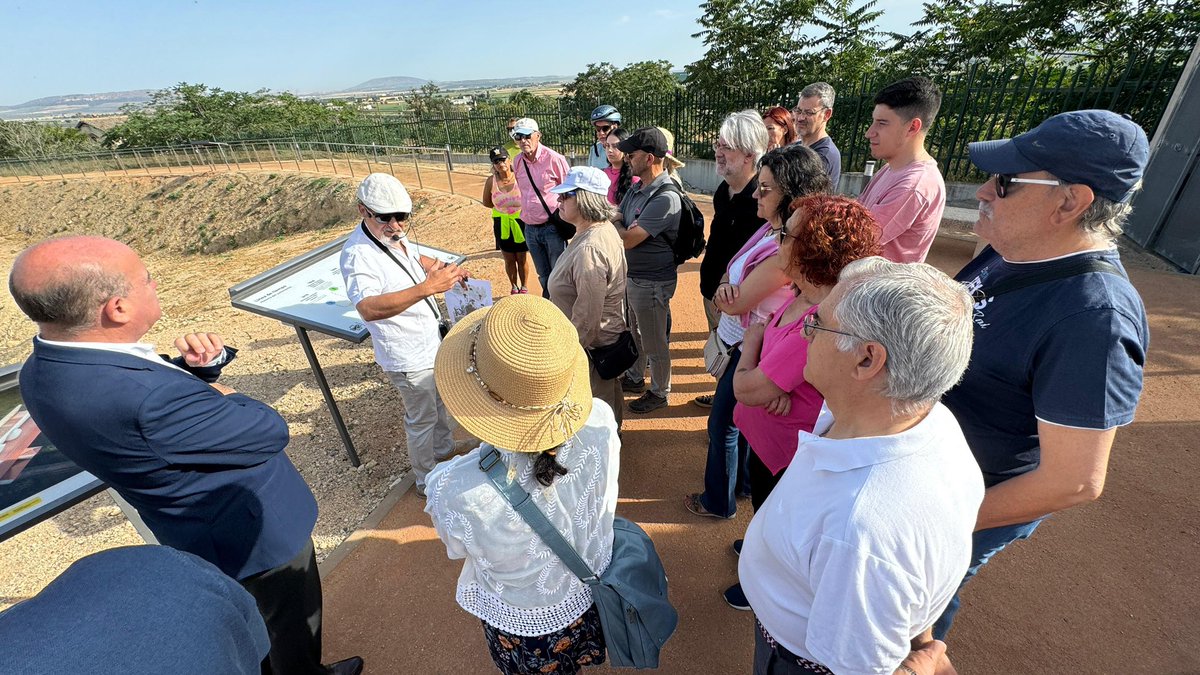 AytoAntequera's tweet photo. 🏺La Villa Romana de la Estación, eje de las Jornadas Europeas de Arqueología

El alcalde @manolo_baron participa en la visita guiada

La ciudad cuenta con un nuevo recurso patrimonial y turístico que señala la importancia del pasado clásico de Antequera

#Antequera es #MásCiudad https://t.co/HsmC9S2eOU