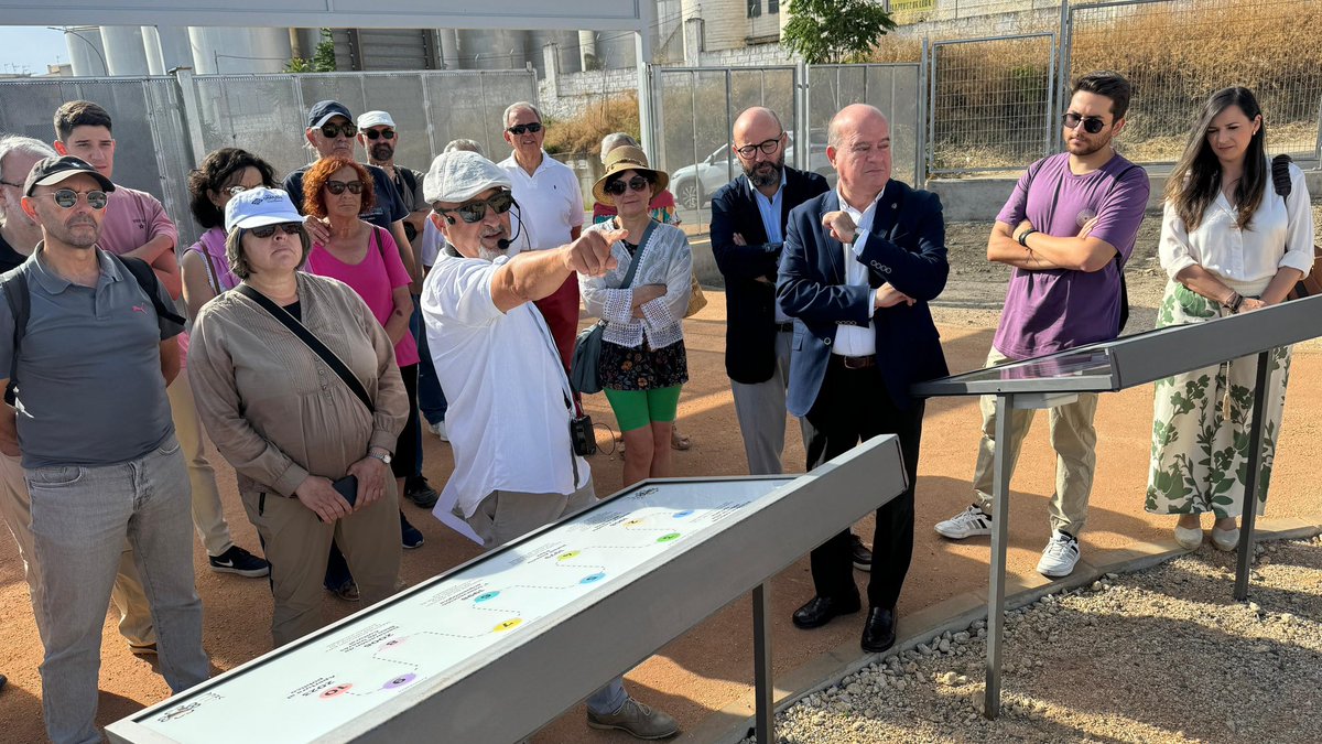 AytoAntequera's tweet photo. 🏺La Villa Romana de la Estación, eje de las Jornadas Europeas de Arqueología

El alcalde @manolo_baron participa en la visita guiada

La ciudad cuenta con un nuevo recurso patrimonial y turístico que señala la importancia del pasado clásico de Antequera

#Antequera es #MásCiudad https://t.co/HsmC9S2eOU