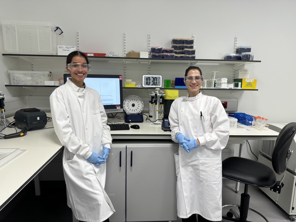 Here is Ana @a_OrtegaFranco, a PhD student and Gaya <a href="/g_gulati/">Gayatri Gulati</a>, a Scientific officer from our Nucleic Acid Biomarkers team. They are working on circulating nucleic acids in the blood to enable earlier detection and understand treatment resistance in lung cancer! #lungcancer #cruk