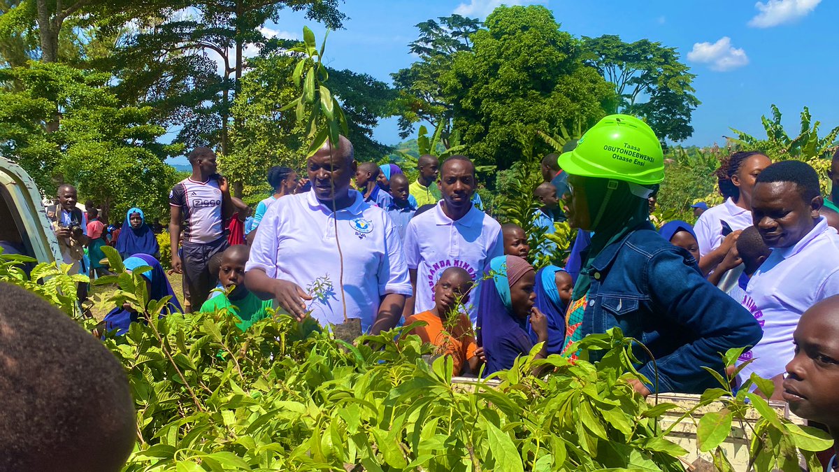 BioVisionAfric3's tweet photo. We are in Butambala District at Budde secondary school for the last day of the Buganda environment week for a tree/growing planting exercise. 
#bugandaenvironmentweek https://t.co/IoM63QQcWz