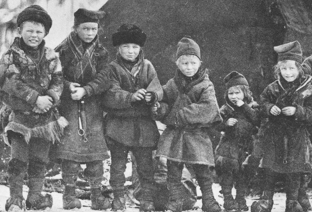 NoaidiX's tweet photo. Sámi eatnan duoddariid, dáid sámi mánáid ruovttu
galbma geađge guorba guovlu sámi mánáid ruoktu

Beaivi Áhči gollerisku, almmi allodagas
coahkká váibmu Eanan eatni, eallin eatnun šoavvá https://t.co/dEvPUricJs