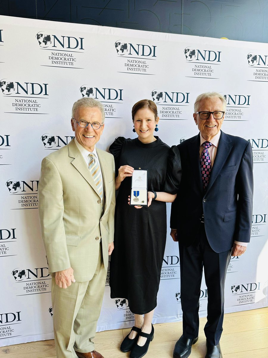 birgittaohlsson's tweet image. A great honor to be awarded with the @liberalinternat highest political honour in Washington DC at @NDI by Senator Eggleton 🇨🇦 (NDI chair Senator Daschle 🇺🇸NDI President @tcwittes 

I will continue to fight for liberal values especially the most important of them all democracy!