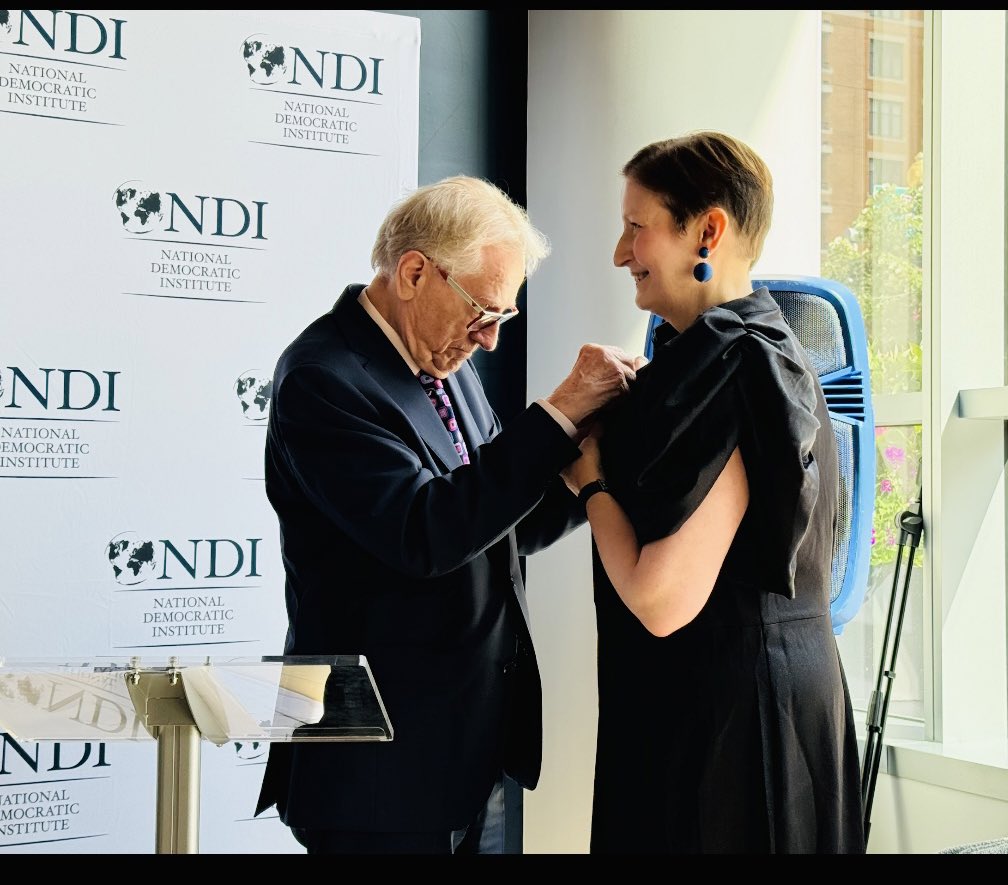 birgittaohlsson's tweet image. A great honor to be awarded with the @liberalinternat highest political honour in Washington DC at @NDI by Senator Eggleton 🇨🇦 (NDI chair Senator Daschle 🇺🇸NDI President @tcwittes 

I will continue to fight for liberal values especially the most important of them all democracy!