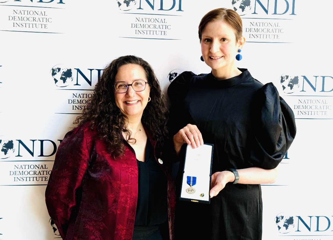 birgittaohlsson's tweet image. A great honor to be awarded with the @liberalinternat highest political honour in Washington DC at @NDI by Senator Eggleton 🇨🇦 (NDI chair Senator Daschle 🇺🇸NDI President @tcwittes 

I will continue to fight for liberal values especially the most important of them all democracy!