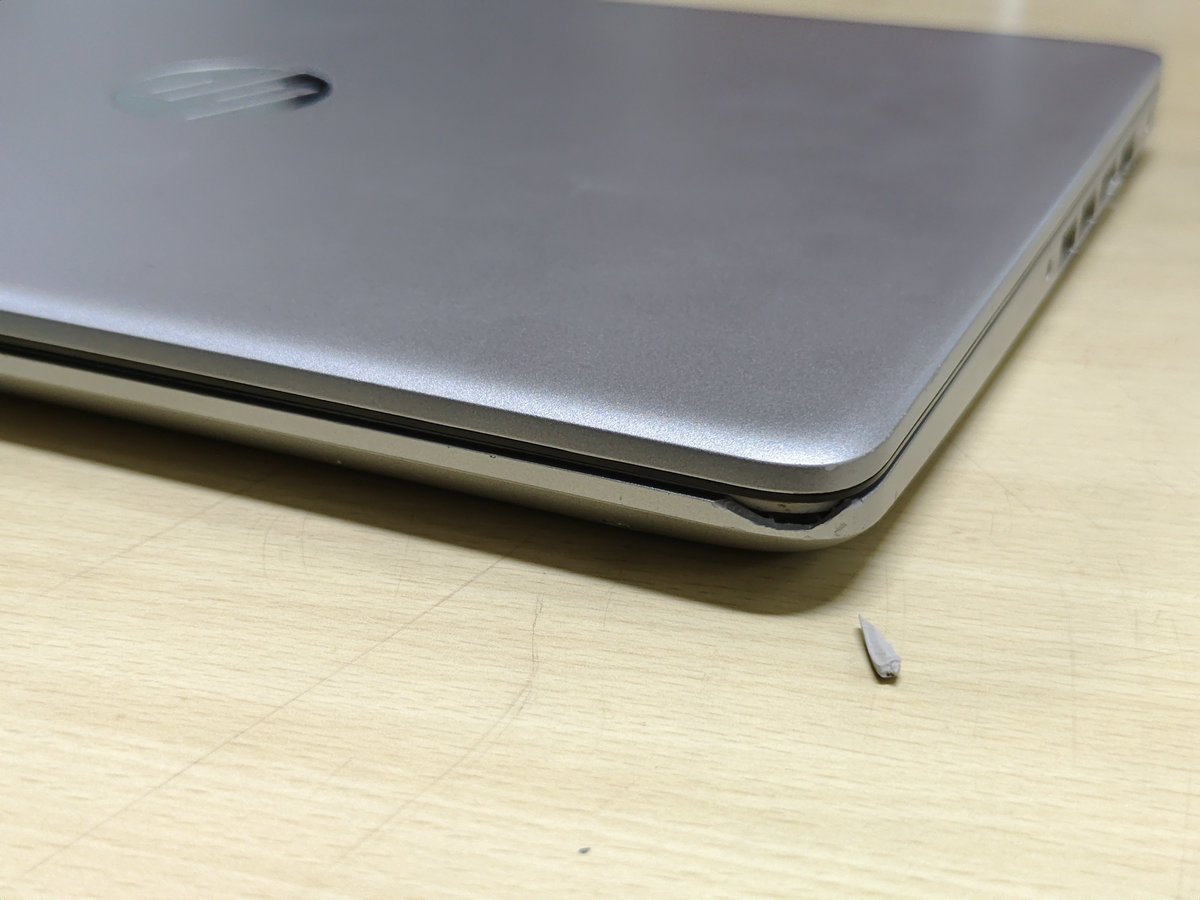 harinarayananpc's tweet image. The build quality of budget HP laptops 💀

My colleague dropped her phone on the laptop and the corner broke. 

Model: HP Notebook PC 348 G7
