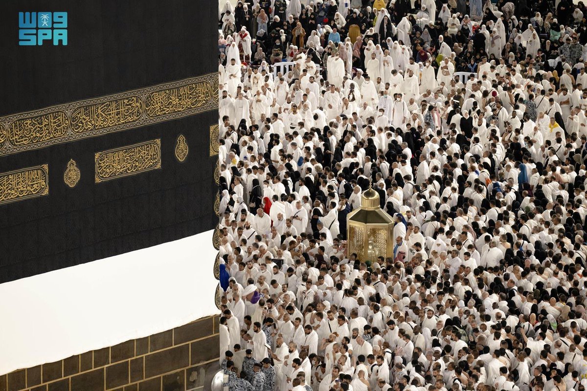 مشاهد مهيبة..

الحجاج يلتفون حول الكعبة المشرفة في صلاة فجر يوم التروية.

-