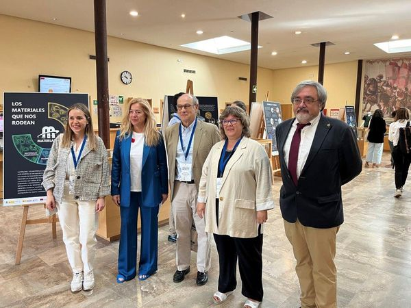 BibliotecaUCLM's tweet photo. El miércoles se inauguró en la Biblioteca de la Fábrica de Armas (Campus de Toledo), la exposición “Materland, los materiales que nos rodean”, complementaria al Congreso MaterDivulga2024, de la SOCIEMAT. https://t.co/CkSAsnOEF1