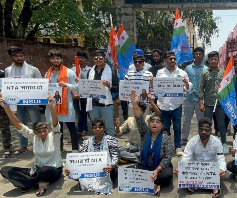 Arushi Vandana Singh (@vandanaarushi) on Twitter photo नीट परीक्षा में हुई धांधली को लेकर NSUI झारखंड द्वारा राँची विश्वविद्यालय के डोरंडा कॉलेज के मुख्य द्वार पे NTA और केंद्र सरकार के खिलाफ काला पट्टा लगाकर विरोध प्रदर्शन किया गया । #RENEET <a href="/GAMIR_INC/">Ghulam Ahmad Mir</a> <a href="/kanhaiyakumar/">Kanhaiya Kumar</a> <a href="/varunchoudhary2/">Varun Choudhary</a> <a href="/Kunalsehrawat8/">Kunal Sehrawat</a> <a href="/BannaGupta76/">Banna Gupta</a> <a href="/RajeshThakurINC/">Rajesh Thakur</a> नीट परीक्षा में हुई धांधली को लेकर NSUI झारखंड द्वारा राँची विश्वविद्यालय के डोरंडा कॉलेज के मुख्य द्वार पे NTA और केंद्र सरकार के खिलाफ काला पट्टा लगाकर विरोध प्रदर्शन किया गया । #RENEET <a href="/GAMIR_INC/">Ghulam Ahmad Mir</a> <a href="/kanhaiyakumar/">Kanhaiya Kumar</a> <a href="/varunchoudhary2/">Varun Choudhary</a> <a href="/Kunalsehrawat8/">Kunal Sehrawat</a> <a href="/BannaGupta76/">Banna Gupta</a> <a href="/RajeshThakurINC/">Rajesh Thakur</a>