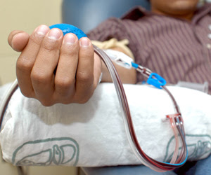 🇨🇺 Veinte años atrás se instituyó el #DíaMundialDelDonanteDeSangre, como reconocimiento a quienes de manera altruista y voluntaria donan su sangre para ayudar a otros.

Son miles las personas en #Cuba que con sus donaciones contribuyen a salvar vidas: ¡A todos, gracias!