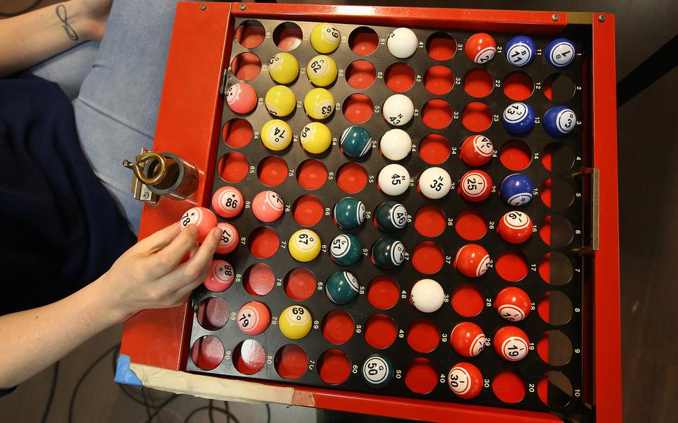 Volgens de huidige wetgeving is het spelen van bingo, in combinatie met alcoholvergunning verboden. Samen met collega-organisaties ondertekenden wij het bingomanifest, opgezet door @Doarpswurk  👉ap.lc/gMgEn 🎱 #bingo #bingomanifest [Foto: Niels Westra - <a href="/lc_nl/">Leeuwarder Courant</a>]